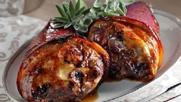 Μελωμένο χοιρινό κότσι με αποξηραμένα φρούτα